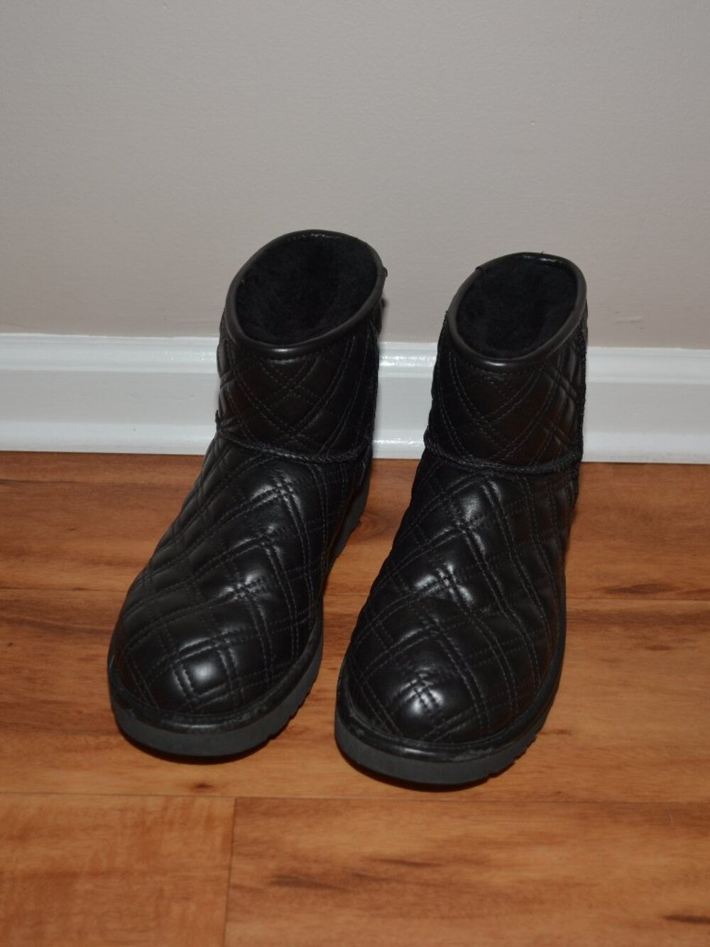 Ugg black Diamond Quilted shearling Lined Leather Mini Boots, sz Women's 9